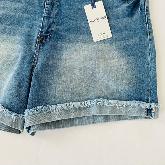 Wallflower | Fearless Curvy Super High Rise Shorty Short 22W Regular NWT - Picture 6 of 10